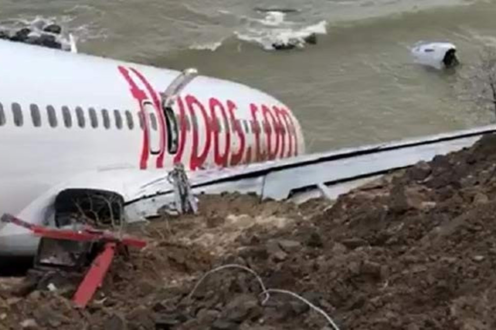 Trabzon’da pistten çıkan Pegasus uçağı adım adım denize kayıyor 
